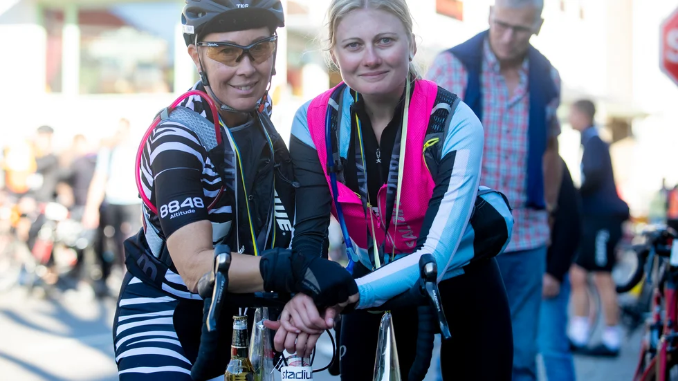 Vadstenabon Carina Malmlöv och Linköpingsbon Sophie Toomväli Petersson, som är uppväxt i Vadstena. Den sistnämnda har nedsatt syn och hörsel, men gjorde Vätternrundan för tredje gången, bland annat tack vare sin ledsagare Carina Malmlöv. 