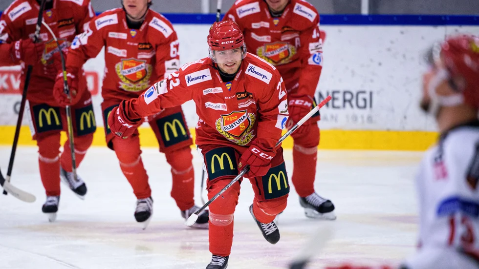 Emil Berglund och Almtuna jublar efter ett mål förra säsongen.