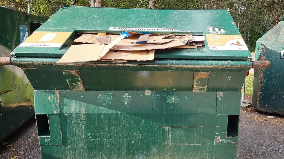 Alltför många återvinningsstationer är överfulla, menar skribenten.