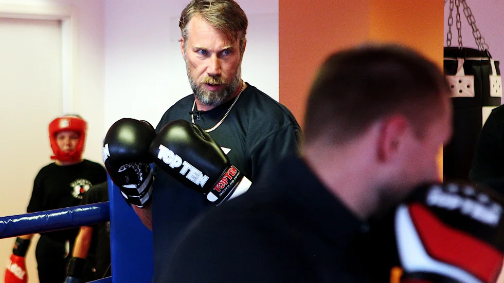 Peter Forsberg ser fokuserad ut när han lyssnar på instruktioner i Klockets BK:s lokaler.