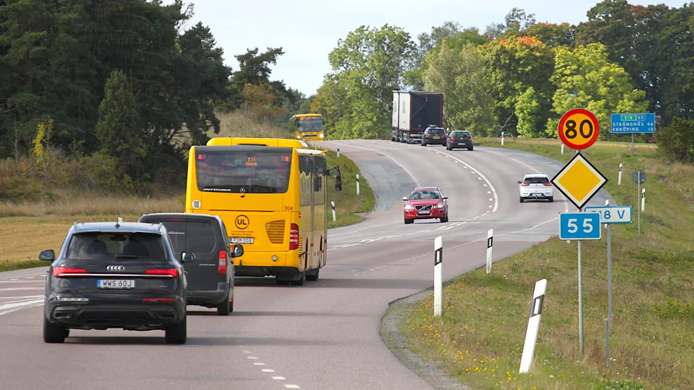 Ombyggnaden av väg 55 mellan Enköping och Litslena samt Örsundsbro och Kvarnbolund skjuts fram två år. Förändringar görs i vägplanen, bland annat gällande in- och utfarter längs sträckan och cykelvägens placering.
