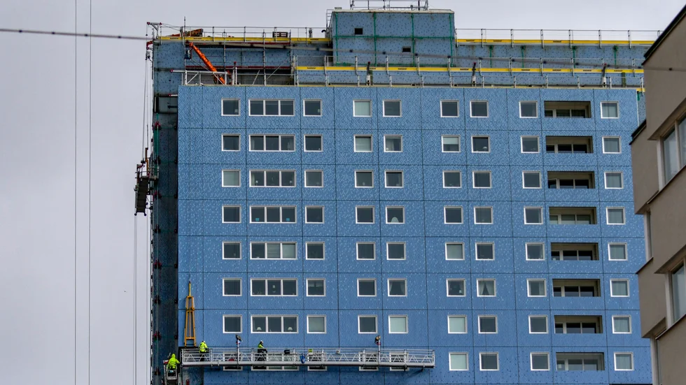 Akelius äger bland annat höghuset Kronprinsen i Malmö. På bilden från mars i år pågår fasadarbete.