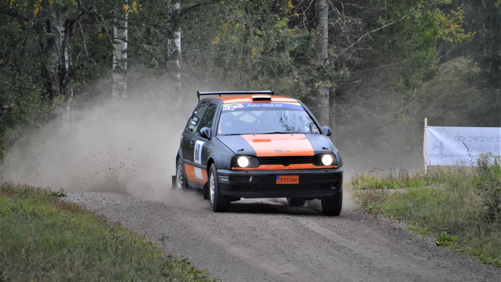 Mälaröarnas Jonas Björnvad med Strängnäs AMS Elina Svensson som co-driver slutade tvåa i den trimmade tvåhjulsdrivna klassen med sin VW Golf. 