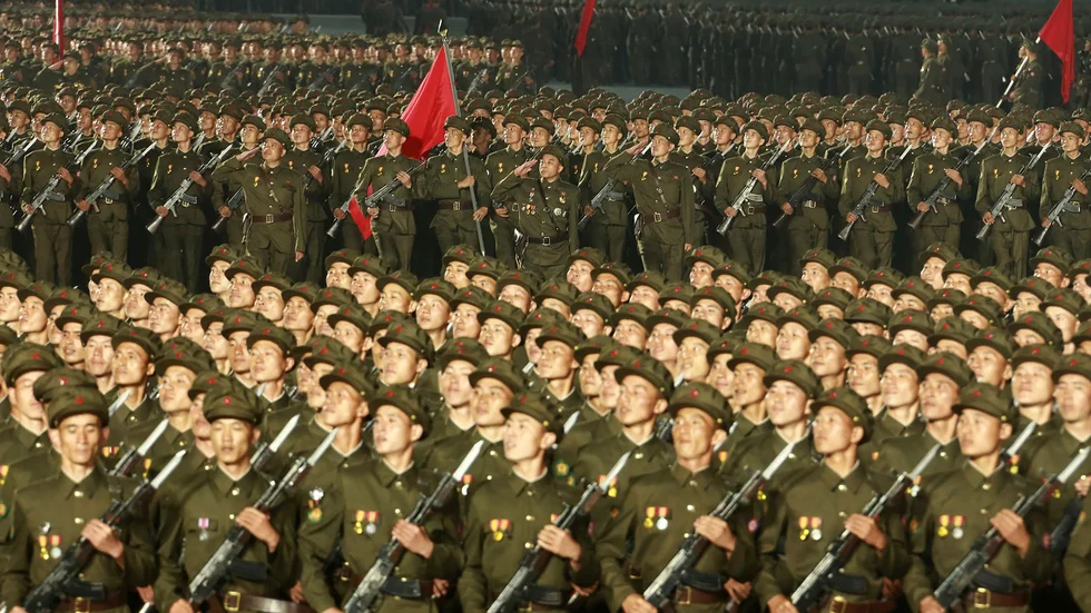 Bild från den nattliga paraden i huvudstaden Pyongyang i torsdags.