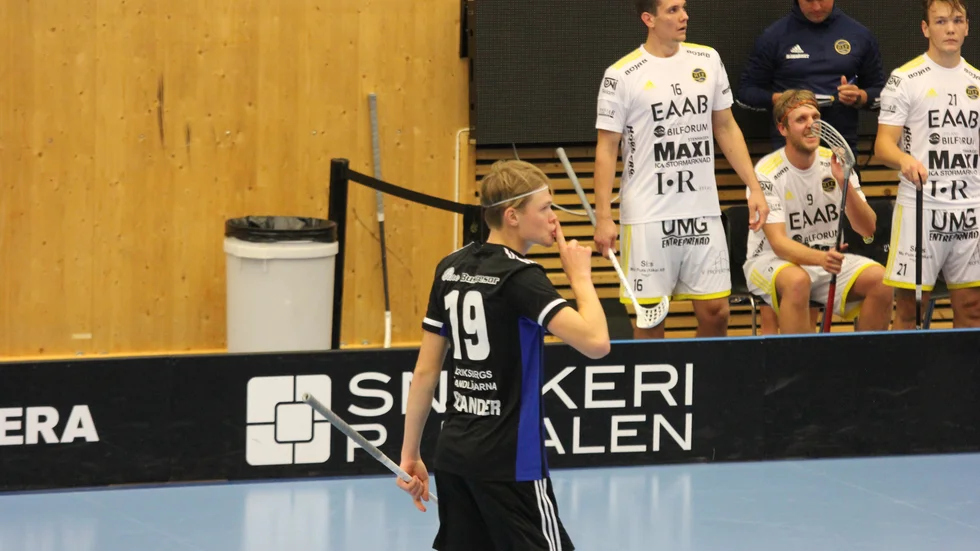 Axel Solander "hyschar" mot Hagundaspelarna efter att ha avgjort söndagens derby på övertid.