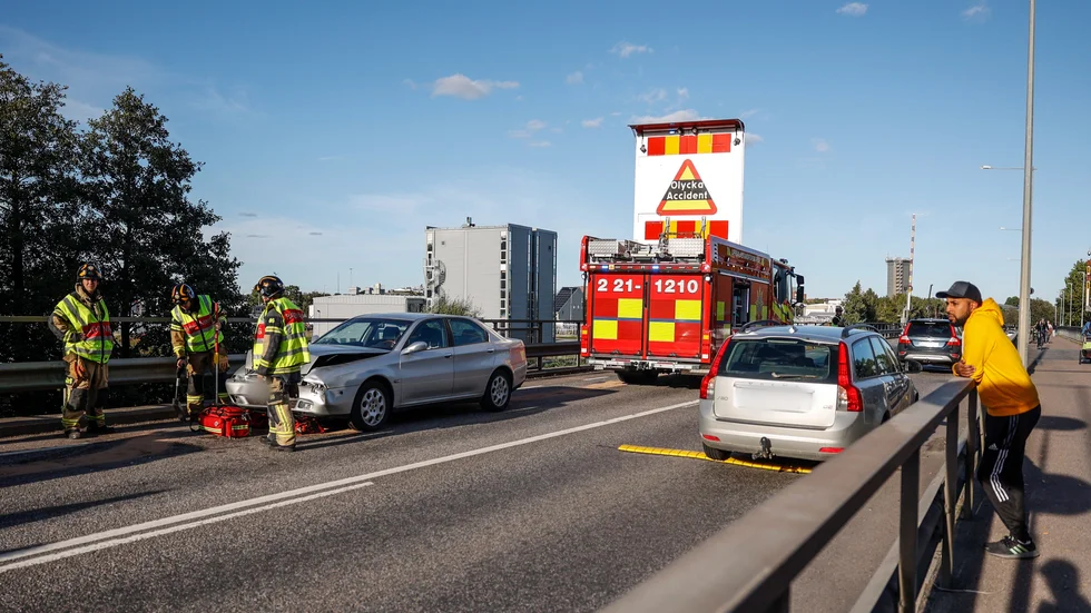 Tre bilar krockade på Kungsängsleden i riktning mot Rosendal.