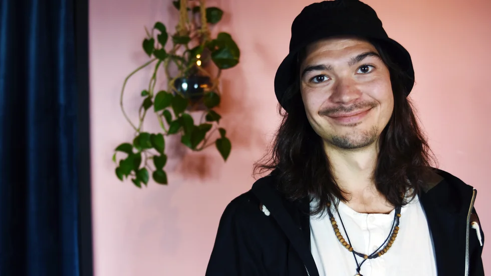 Josef Love Tallenhed från Luleå ställde upp i "Idol" och under måndagens avsnitt kunde tittarna se hur han imponerade på juryn. Däremot fick de inte se kampen mot blodet. 