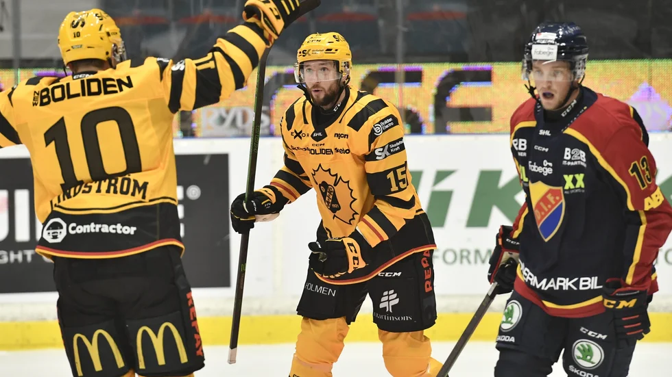 Skellefteåjubel. Joakim Lindström (10) och Melker Karlsson firar 2–0-målet medan Djurgårdens Rasmus Bengtsson deppar.