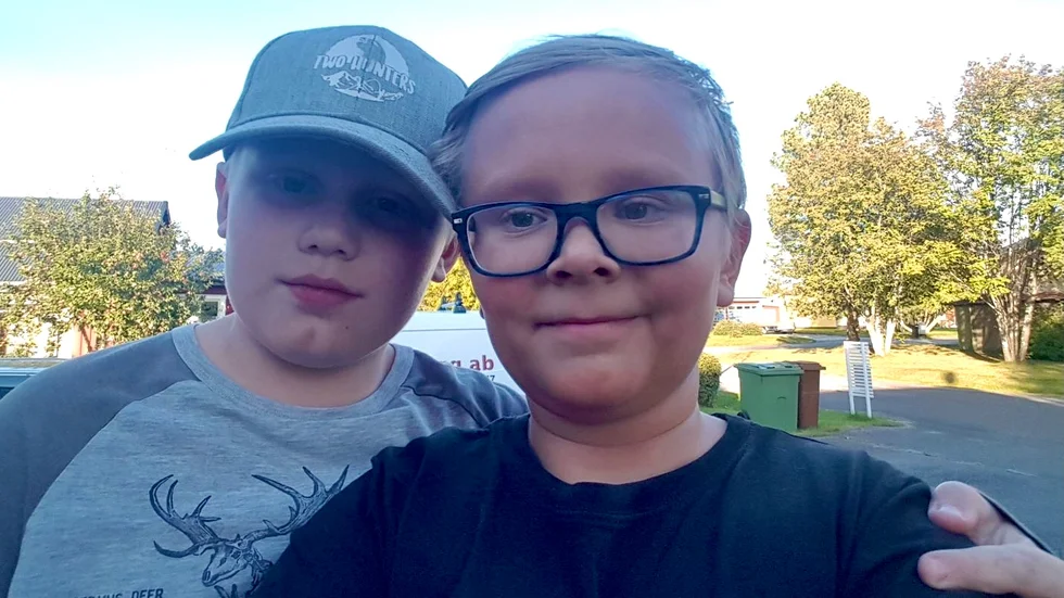 Skräpsamlare och kompisar: John Lidström (till höger) och Gustav Lindberg har bildat "Skräpklubben".