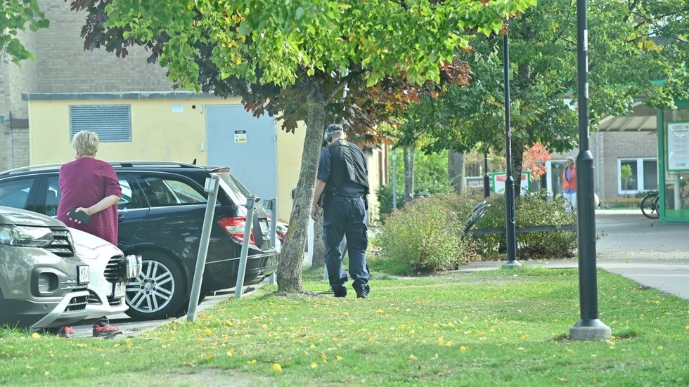 Polisen sökte på fredagen med metalldetektor i ett område vid Lambohov centrum.