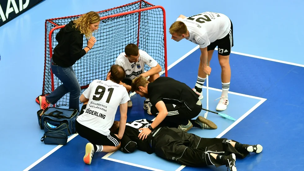Sirius målvakt Jacob Pettersson ligger orörlig under derbyt mot Hagunda. 