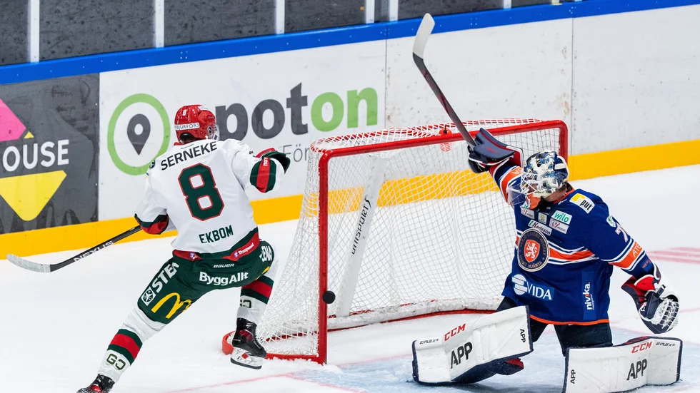 Adam Åhman, här i en försäsongsmatch mot Frölunda, är tillbaka i SHL-sammanhang. Den här gången i Växjös dress.
