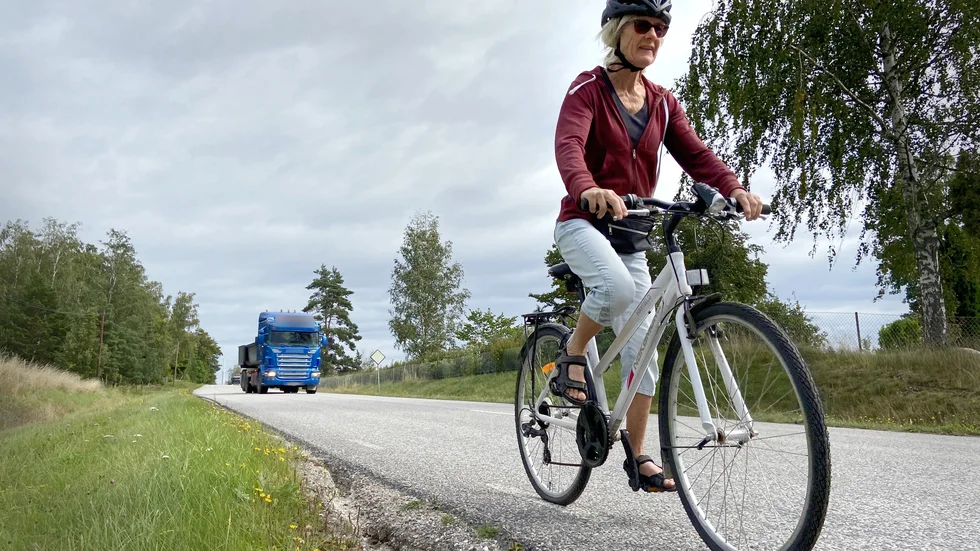 Lastbilen tutar högt och länge när den är på väg att passera Susanna Wilén som cyklar nära vägrenen på länsväg 977 mellan Stallarholmen och Malmby.