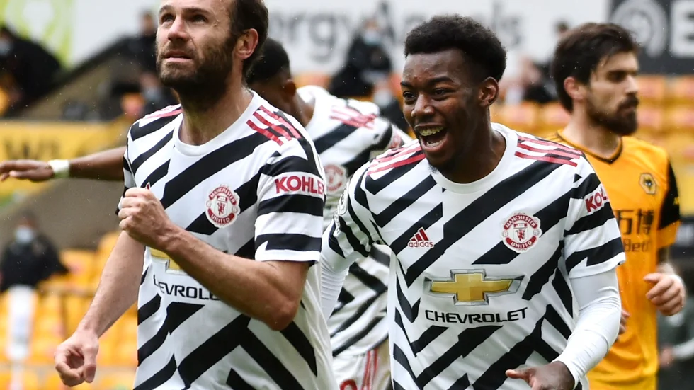 Anthony Elanga, till höger, firar sitt mål med Juan Mata för Manchester United förra säsongen. Arkivbild.