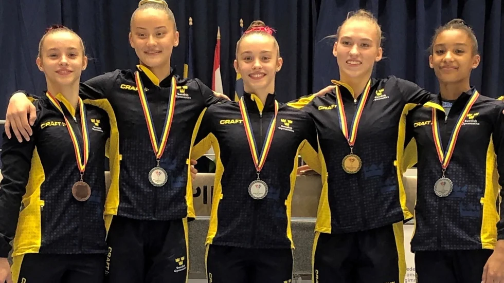 Längst till vänster står Nathalie Westlund, i mitten Emelie Westlund och längst till höger Jennifer Williams. Alla tre tävlar för Eskilstuna GF. Övriga på bilden är Tonya Paulsson, Motus-Salto och Alva Eriksson, STG.
