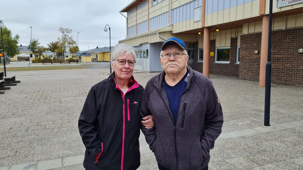 Ingegärd Viklund och Bo Viklund var helt inne på att skolan måste vara kvar. "Helt åt skogen" kallar Bo Viklund förslaget.