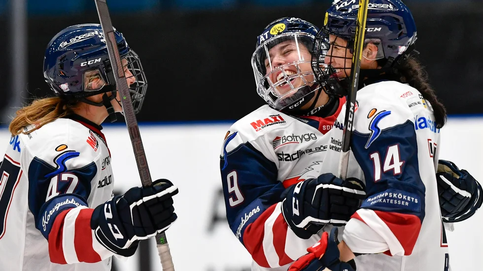 Linköpings Olivia Zafuto (9) jublar efter att ha gjort mål från halva plan. Justine Reyes, till höger, och Lenka Serdar gläds också.