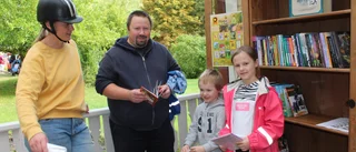 Stall Viljebacken i barnbokssatsning • Har fått minibibliotek för hästintresserade