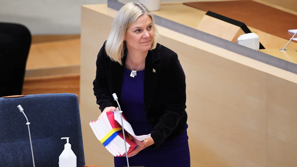 Finansminister Magdalena Andersson (S) lämnar budgetpropositionen till riksdagens talman inför budgetdebatten.