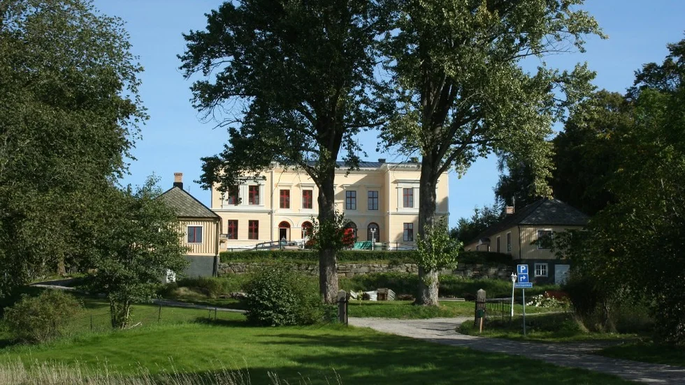 Ströms slott AB har sitt säte i Ljungskile men har verksamhet i 30 kommuner och stadsdelar i Sverige. På Ström slotts förskola i Lilla Edet. 