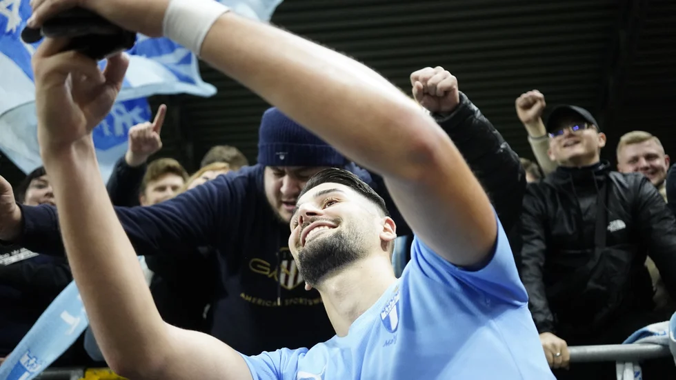 Malmös Antonio Colak firar segern med en selfie tillsammans med de tillresta fansen efter onsdagens fotbollsmatch i allsvenskan mellan IF Elfsborg och Malmö FF på Borås Arena.
