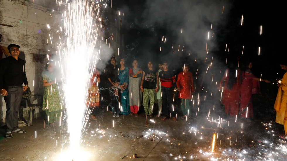 Fyrverkerier i staden Prayagraj i delstaten Uttar Pradesh under diwali i fjol. Arkivbild.