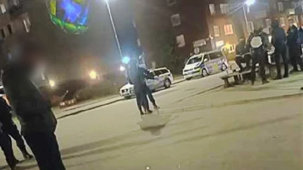 Under en gruppchat den 9 april 2020 på den krypterade teletjänsten Sky ECC skickas det här fotot på en polisinsats i Gottsunda. I chatten diskuterar personerna en attack mot polisen, menar åklagaren.