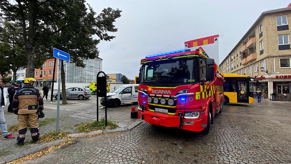 Två bilar krockade med varandra vid Stora torget, i korsningen vid Selma Jansson och Tammerfors på Kyrkogatan. 