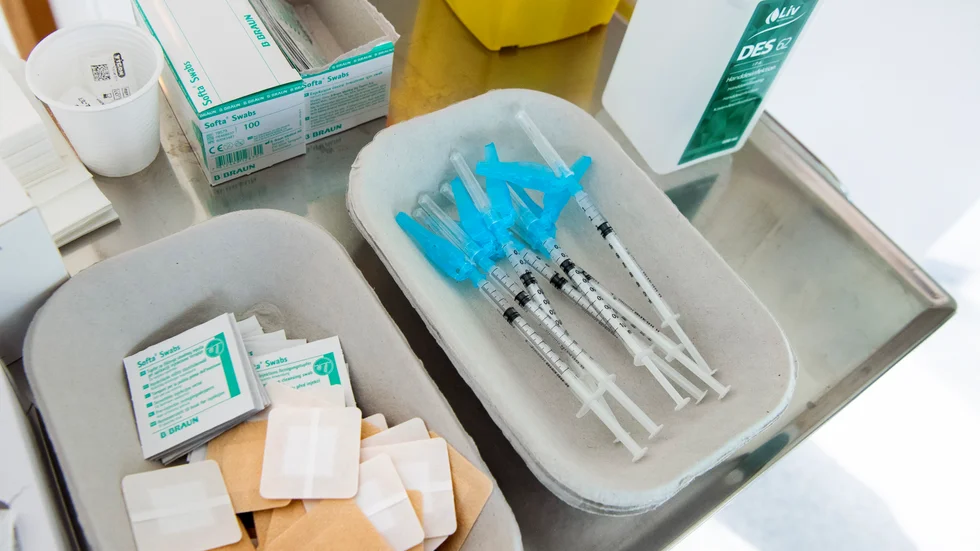 Folkhälsomyndigheten rekommenderar att starten för vaccineringen av barn mellan 12 och 15 sker i oktober i stället för november. Arkivbild.