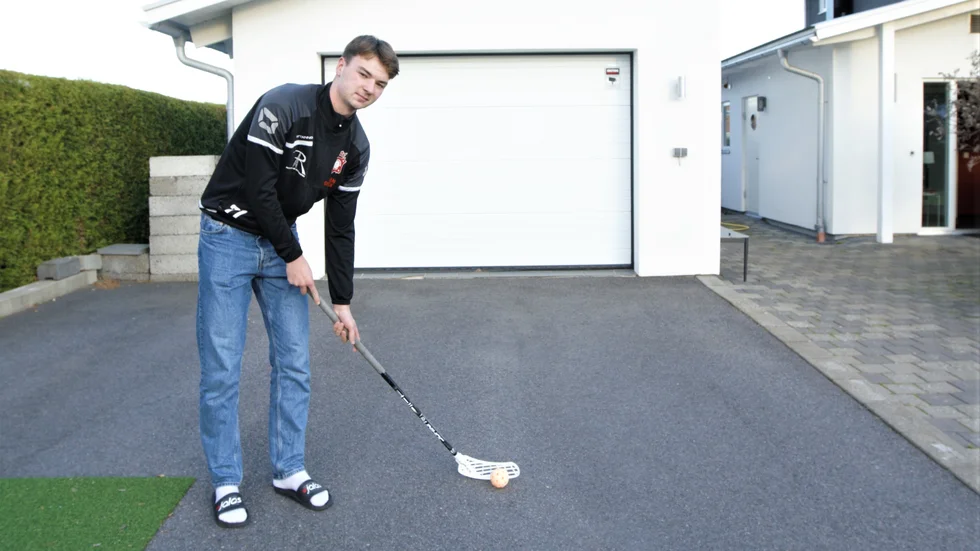Oskar Bååth beskriver sig själv som en innebandyspelare med bra spelförståelse och att han gillar att tänka när han är ute på plan och spelar. 