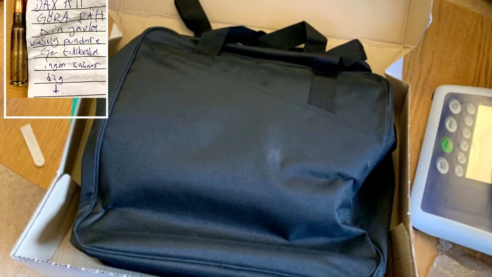 Så möttes pappan och dottern igen – i rättssalen. Detta efter att dottern fått hem en avi för en postförsändelse på tre kilo som skulle vidare till pappan. Hon slog larm till polisen som hittade 8 000 narkotikaklassade tabletter. Lilla bilden: ett hotbrev och en patron som 40-åringen säger sig ha fått med ett underförstått krav om att han skulle sälja narkotikan.