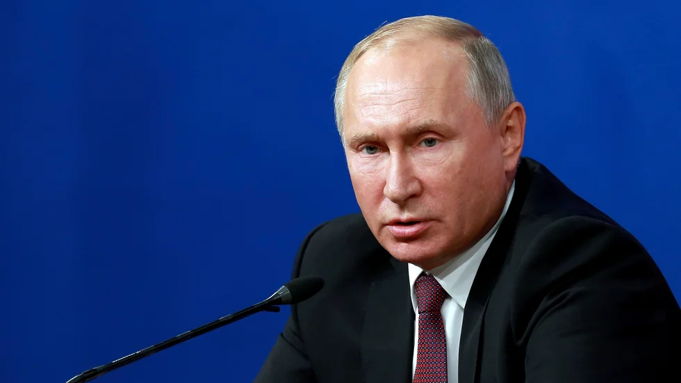 Rysslands president Vladimir Putin isolerar sig sedan covidsmitta upptäckts i hans inre krets, meddelar Kreml. Arkivbild.