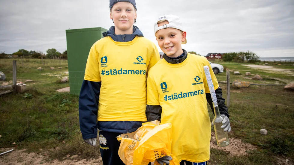 Arvid Hertzman och Albin Söderberg i P08-laget från Visby IBK kunde bland annat stoltsera med att ha hittat en flaskpost från Finland under skräpplockningen i lördags.