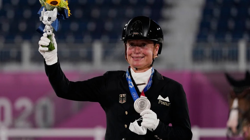 Isabell Werth med ännu en mästerskapsmedalj, här med det individuella silvret i Tokyo. Arkivbild.