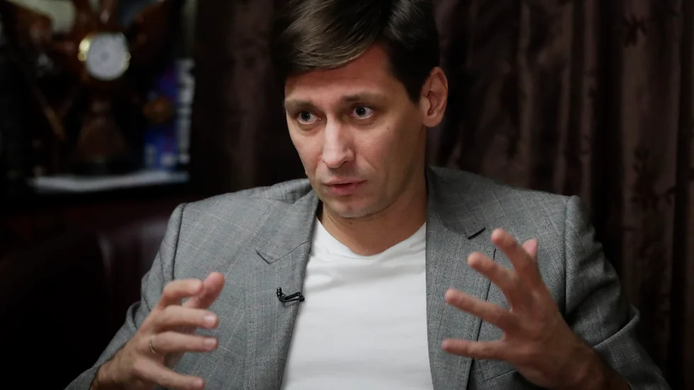 Den ryske regimkritikern Dmitrij Gudkov säger att han har lämnat Ryssland. Arkivbild.
