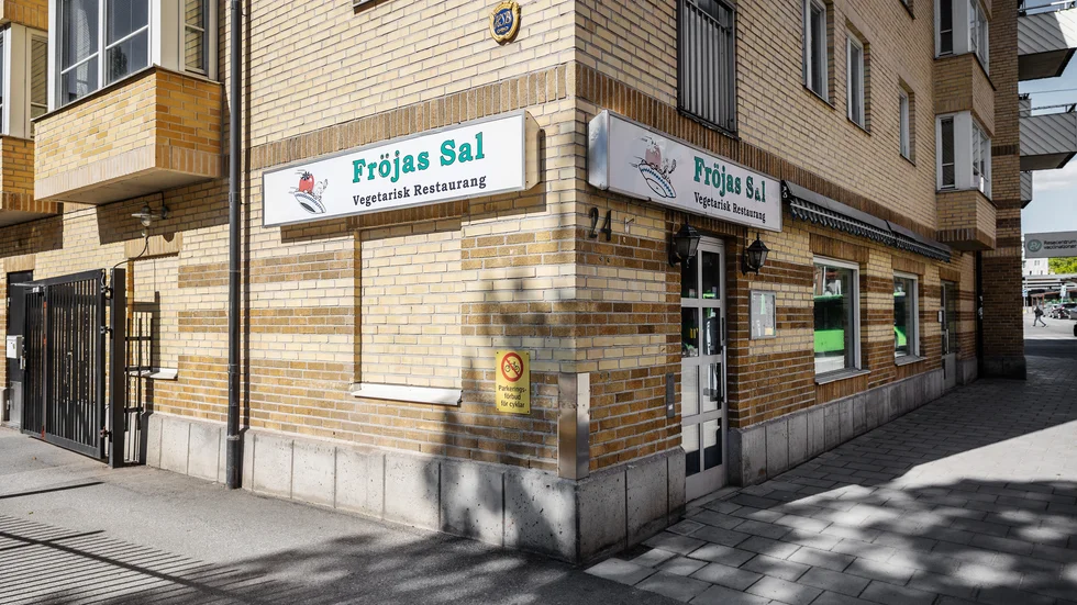 Den vegetariska Uppsalarestaurangen Fröjas sal har funnits sedan slutet av 1980-talet. Nu har verksamheten sålts till en ny ägare på grund av coronapandemin.