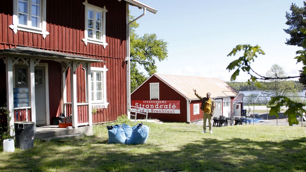 Sparreholms strandkafé och bed and breakfast ligger vid avfarten till Fabriken - och Båvens kant.