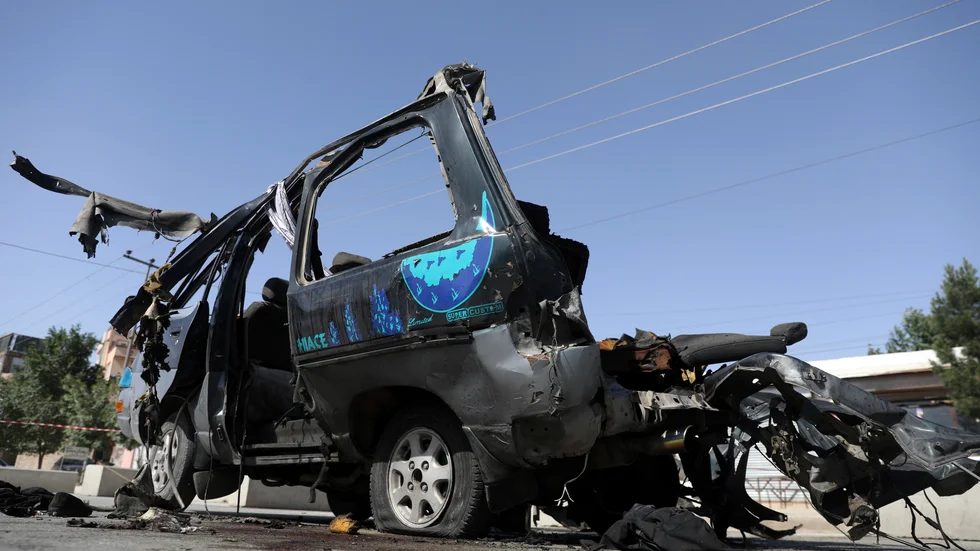 Minst åtta människor dödades när två minibussar exploderade i Kabul på torsdagen.