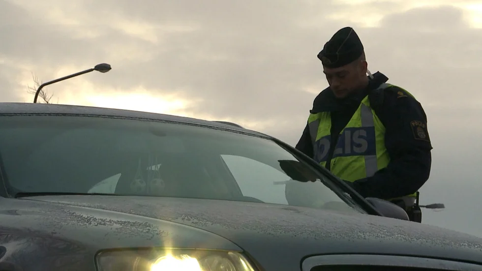 Polisen stoppade mannen i ett villakvarter nära hans bostad.