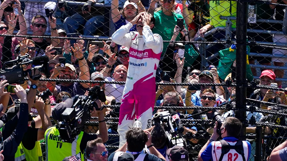 Hélio Castroneves är överväldigad efter segern i Indy 500.