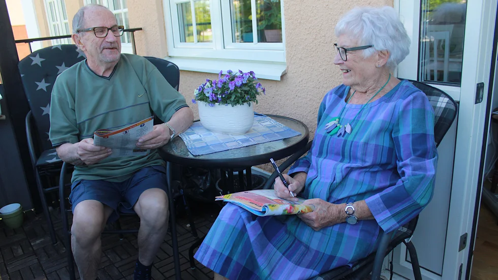 Ulla-Britt och Edgar Hofvergård har levt sida vid sida under pandemin i sin tvårumslägenhet i Hultsfred. Nu hoppas de allt ska snurra igång lite försiktigt igen. "Men helt som vanligt undrar jag om det kan bli", säger Ulla-Britt som har löst mycket korsord under pandemin. 