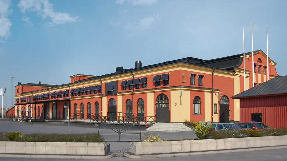 Uppsala Auktionskammare har hyrt 2 200 kvadratmeter i Magasin 1 som är beläget i Frihamnen i Stockholm. Byggnaden ritades av arkitekten Åke Tengelin i klassicistisk stil och stod klar 1917. Ägare till fastigheten är Stockholms Stad.