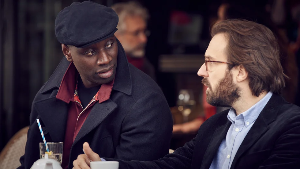 Det har blivit dags för en andra säsong av "Lupin" på Netflix. Omar Sy tar nya tag i huvudrollen som gentlemannatjuven Assane Diop. Antoine Gouy spelar Assanes gode vän Benjamin. Pressbild.