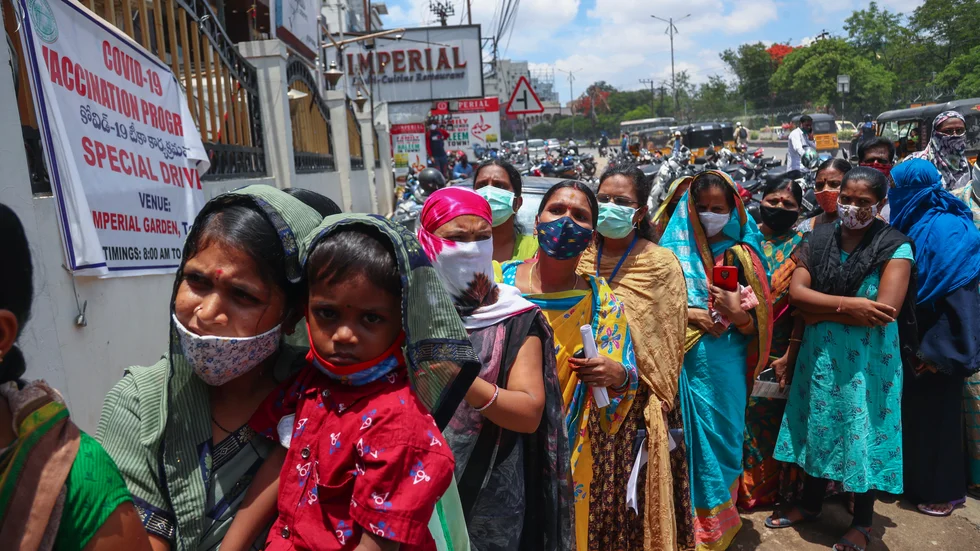 Människor står i kö för att vaccinera sig mot covid-19 i Hyderabad i Indien.