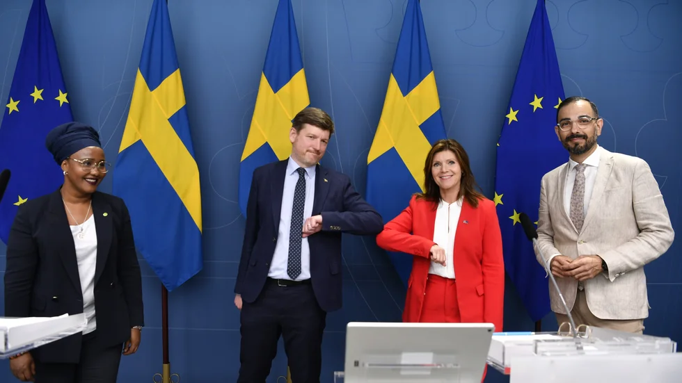 Alla var glada och nöjda, politiker och arbetsmarknadens parter. Från vänster: Leila Ali Elmi (MP), Martin Ådahl (C), arbetsmarknadsminister Eva Nordmark och Arman Teimouri (L) som i går presenterade Las-utredningen.