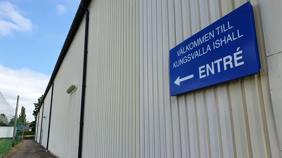 Kungsvalla ishall får ingen is kommande vinter. Tidsplanen står fast, enligt kommunalrådet Peter Karlsson (M).