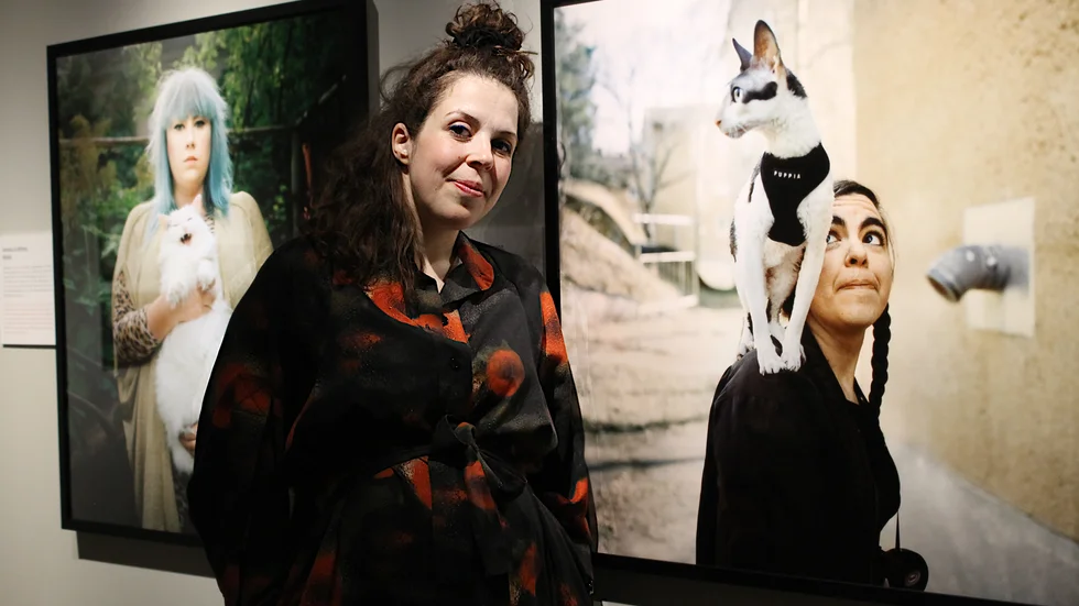 Fotografen Julia Lindemalm visar för första gången sin fotoutställning "Katt People", på Arbetets museum i Norrköping.