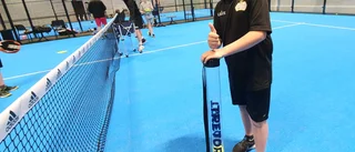 Vill locka fler yngre att spela padel: "Roligast att slå till bollen"