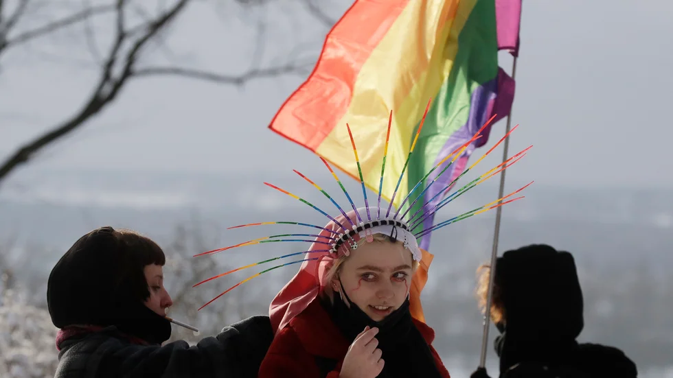Aktivister demonstrerar för hbtqi-rättigheter vid en lokal domstol i Plock i Polen. Nu väntas EU-parlamentet utropa hela EU till en "frihetszon" för htbqi-personer, till stöd för alla dem som utsatts för homofobiskt hat och trakasserier. Arkivfoto.