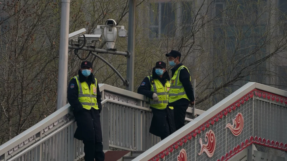 Kinesisk säkerhetspersonal utanför Folkets stora hall i Peking, där folkkongressen sammanträder.